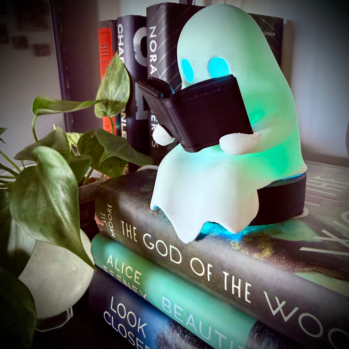 Reading Ghost Glowing LED Decorative Lamp